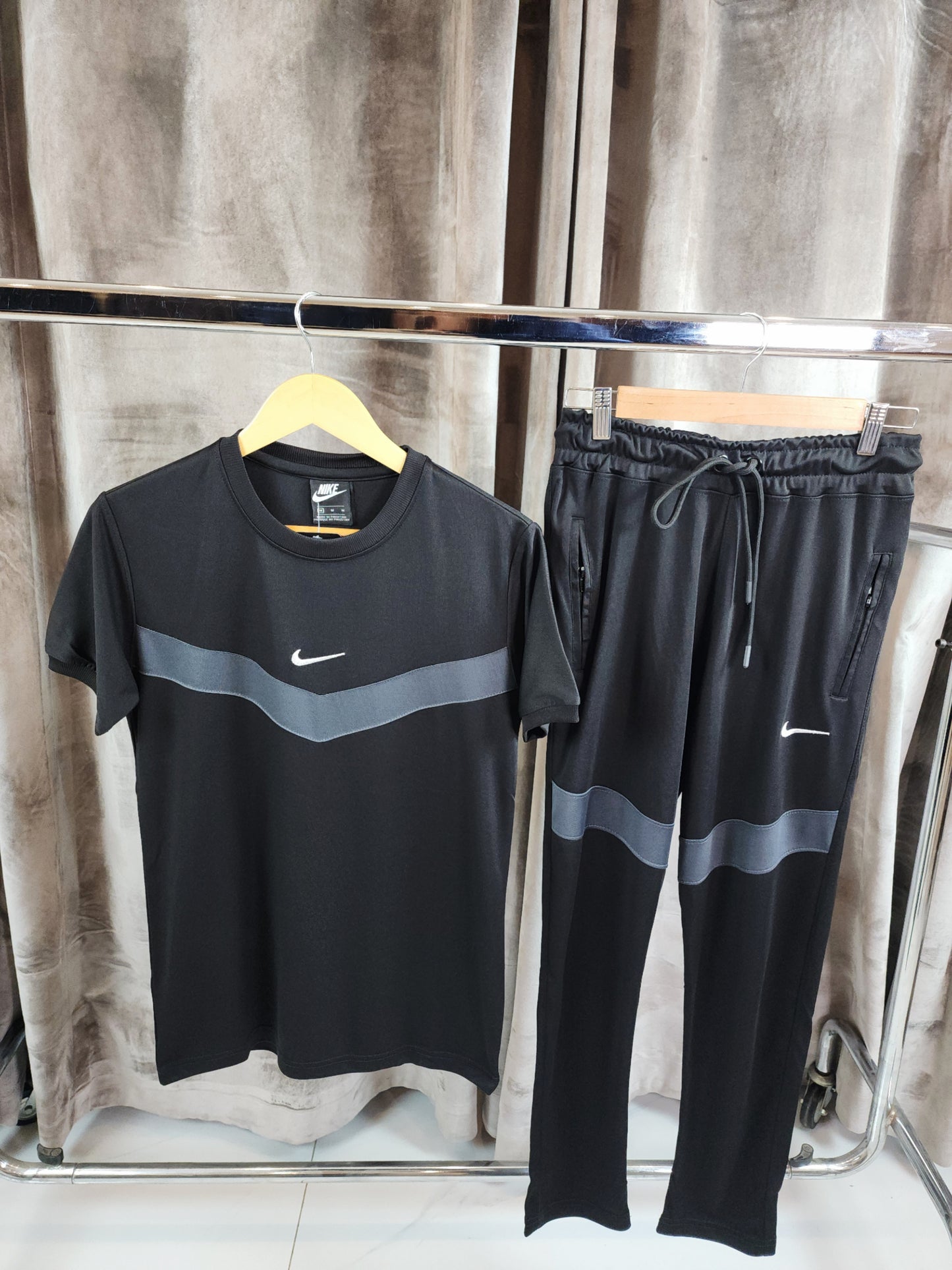 Panel signature Nik tracksuit